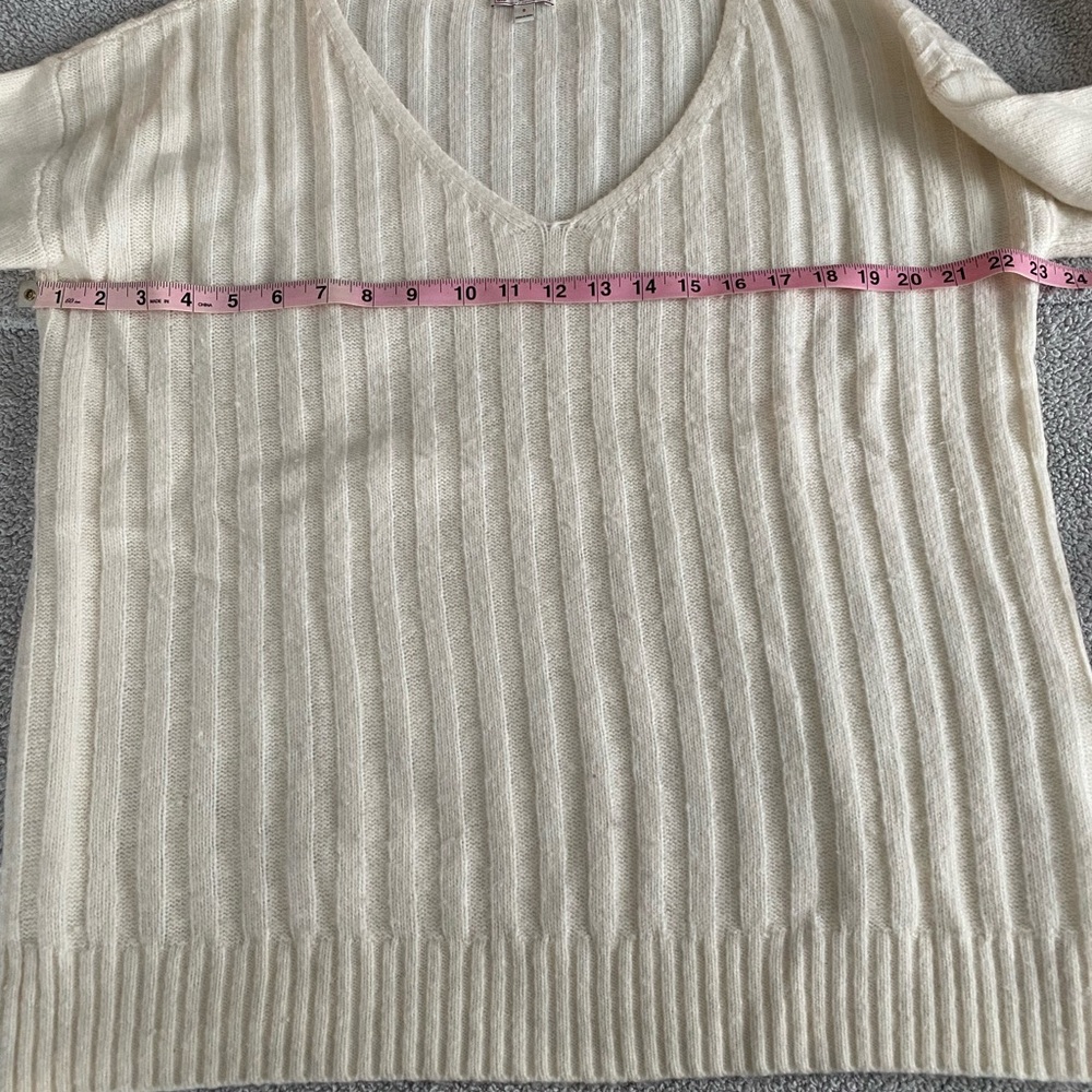 Gap v-neck sweater cream color size small - Picture 5 of 5